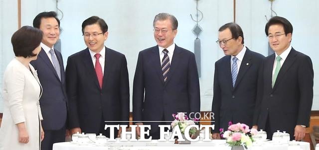 황 대표는 이날 회동 이후 결과 브리핑에서 유독 피곤한 모습을 보이기도 했다. /뉴시스