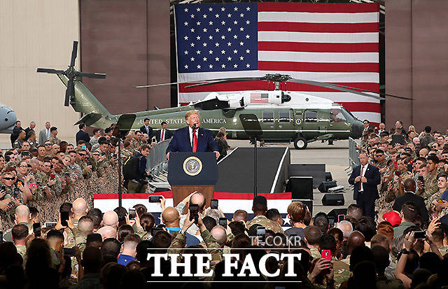 미국 측은 한미 연합훈련을 계속하겠다는 입장을 밝혔다. 지난달 30일 경기 평택시 주한미군 오산 공군기지에서 연설하는 트럼프 대통령. /뉴시스