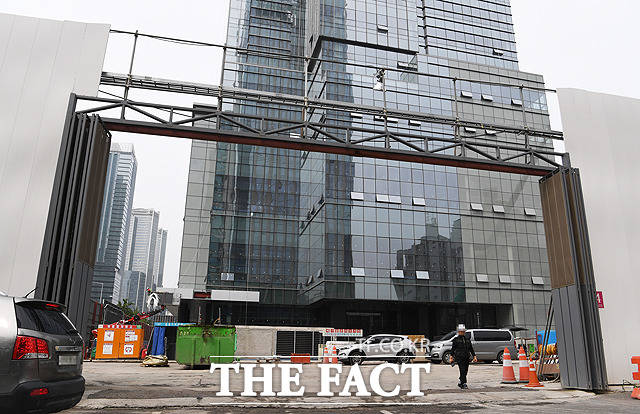 16일 오후 용산무역센터의 내부 공사가 한창 진행되고 있다. /배정한 기자