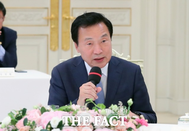 손학규 바른미래당 대표는 한일회담 개최와 특사 파견, 범국가 대책회의 구성을 촉구했다. 그러면서 소득주도성장 정책을 비판했다. 동석했던 장진영 당 대표 비서실장에 따르면 손 대표가 황 대표를 설득해 일부 발표 문구를 수정하는 등의 역할도 했다. /뉴시스