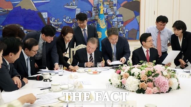 문재인 대통령과 여야 5당 대표가 지난 18일 일본의 경제보복 조치 사태 등을 논의하기 위해 청와대에서 회동한 가운데, 막판 발표문 조율 과정에서 문 대통령과 여야 대표가 청와대, 당 대변인과 각각 논의하며 분주히 움직이고 있다. /뉴시스