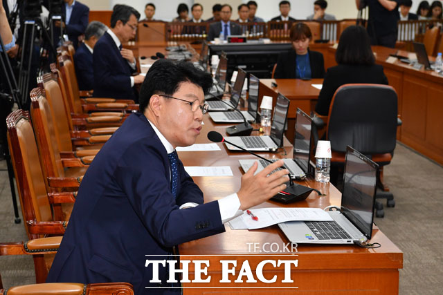 정개특위 한국당 간사인 장제원 의원은 "축조심사는 당연하다"면서도 "협의에 적극적으로 나설 것"이라며 의지를 보였다. 그는 다만 "원내대표 간 협의가 모두 끝났는지 알아야 한다"며 정치적 협상이 남아있음을 시사했다. /남윤호 기자