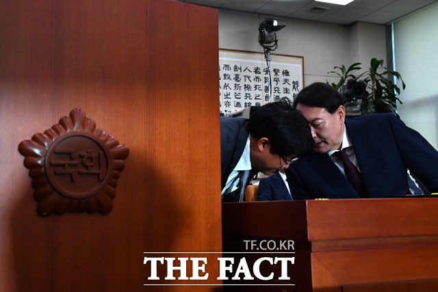윤석열 검찰총장 후보자가 8일 오전 서울 여의도 국회 법제사법위원회 인사청문회를 앞두고 관계자와 귀엣말을 나누고 있다./남윤호 기자