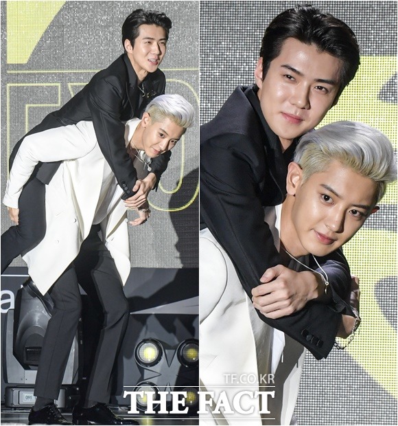 그룹 엑소의 새로운 유닛, 세훈&찬열(EXO-SC)의 첫 번째 미니앨범 'What a life (왓 어 라이프)'의 쇼케이스가 22일 오후 서울 마포구 무브홀에서 열린 가운데 찬열(아래)이 세훈을 등에 업은 채 포즈를 취하고 있다. /김세정 기자