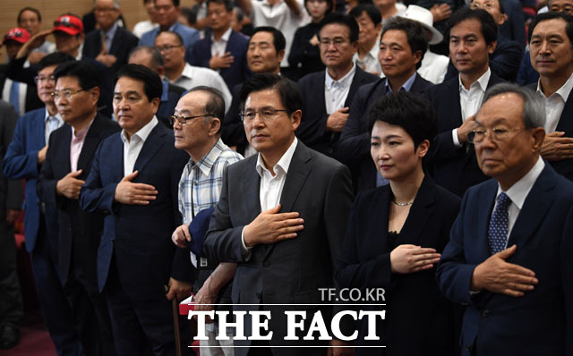 이 의원과 황 대표는 사법연수원 시절 교수와 제자 사이로 만났다. 황 대표는 이 의원과의 인연을 소개하며 "이 의원과 함께할 수 있도록 해달라"고 말하기도 했다. /남윤호 기자