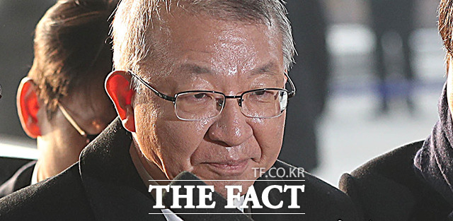 직권남용권리행사방해 등 혐의를 받는 양승태 전 대법원장이 2019년 1월 11일 오전 서울 서초구 서울중앙지방검찰청에서 피의자 신분으로 조사받기 위해 검찰로 들어서고 있다. /뉴시스