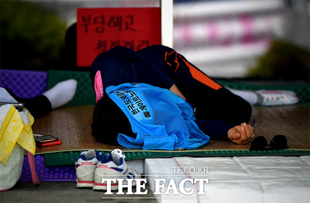 농성 중 틈틈이 더위를 식히는 노조원들.