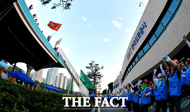그들은 현재도 톨게이트 위에서 한국도로공사를 향해 구호를 외치고 있다.
