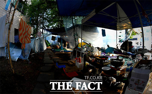캐노피 아래 노조원들이 숙식을 해결하는 장소.