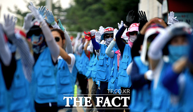 음악에 맞춰 율동을 실시하는 노조원들.