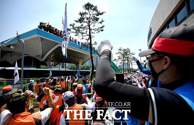 톨게이트 일대에서는 노조원들이 매일 2회 집회를 갖고 직접고용을 요구하는 구호를 외치고 있다.