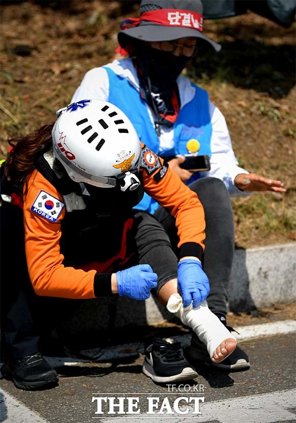 부상에도 응급처치 후 집회를 지키는 노조원.