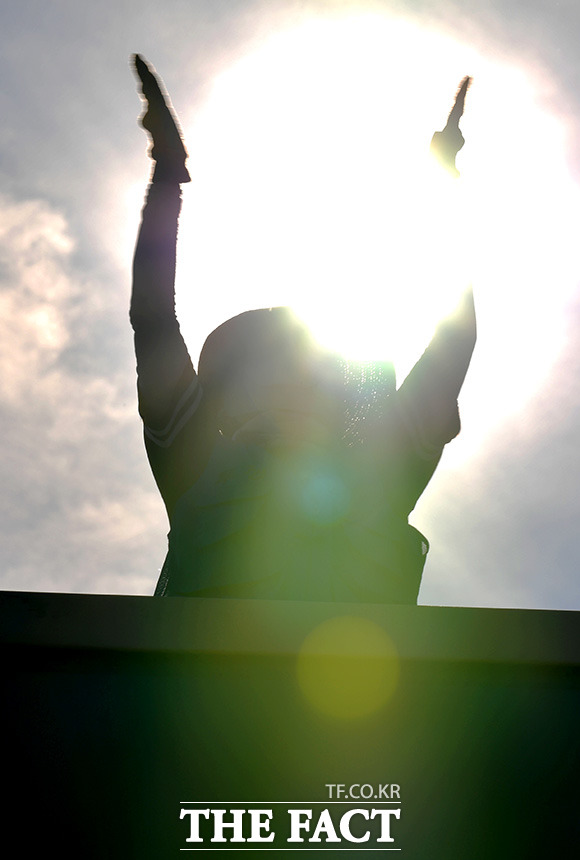 요금수납 노조원 30여명은 한국도로공사에 직접고용을 요구하며 톨게이트 위 캐노피를 점거했다.