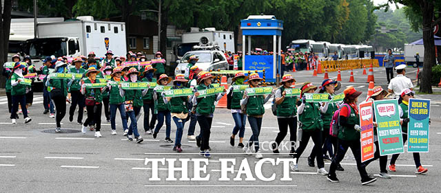 요금수납 노조원들과 민주일반연맹 조합원이 22일 오전 서울 종로구 효자치안센터 일대에서 행진을 펼치며 청와대를 향해 시위를 하고 있다.