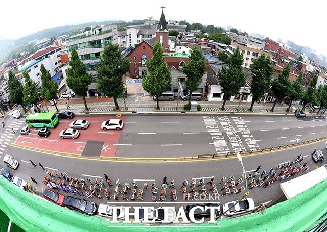 폭염에도 두 시간 이상을 행진하며 목소리 높이는 노조원들.