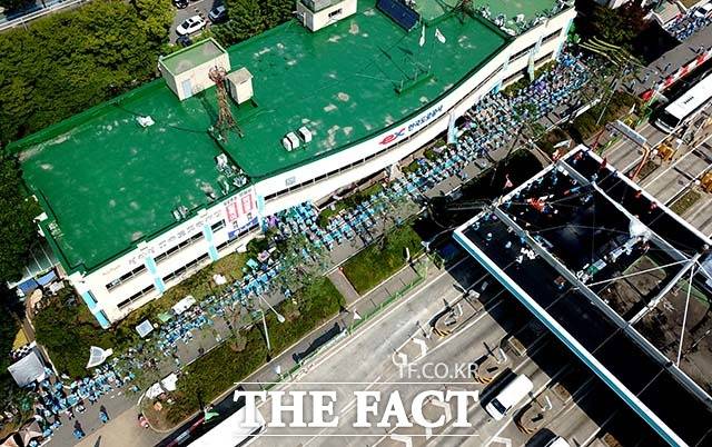 연일 톨게이트를 둘러싼 대규모 집회가 열리고 있다.