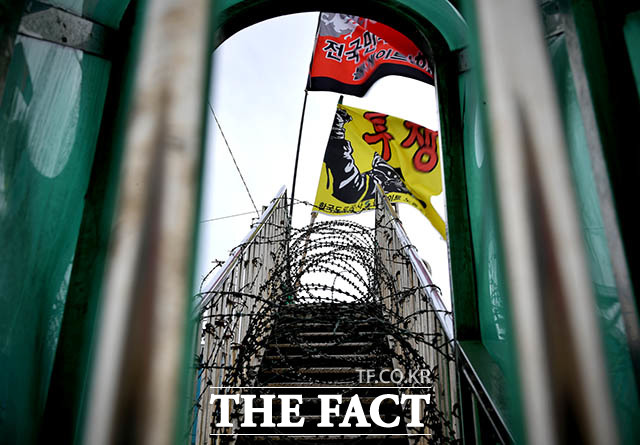 철조망으로 굳게 잠겨있는 톨게이트 캐노피 출입구.