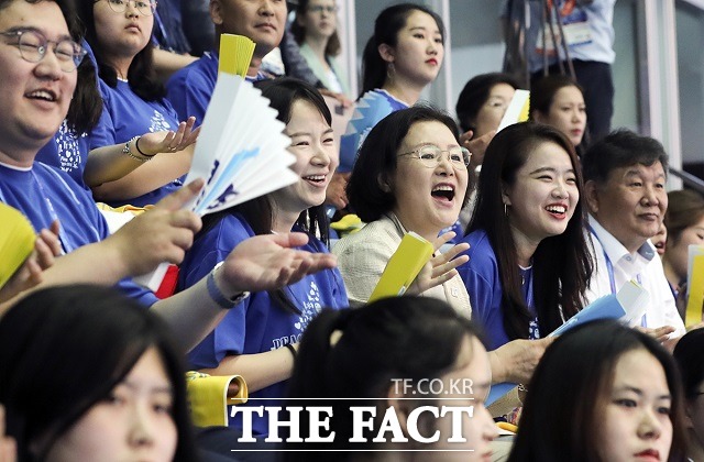 김 여사가 23일 오전 광주광역시 광산구 남부대시립국제수영장에서 열린 '2019 광주세계수영선수권대회' 경영 경기를 관람하며 한국 선수들을 응원하고 있다. /청와대 제공