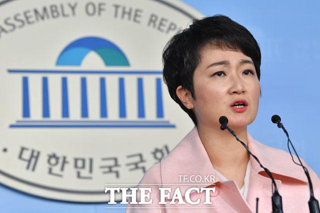 경기 광명을을 지역구로 두고 있는 이 의원은 총선 출마 지역구를 밝히지 않은 상태다. 일각에선 김무성 의원이 불출마 의사를 밝힌 부산 중구영도구를 거론하고 있지만 한국당 입장에선 그럴 가능성이 낮다는 추측이 나온다. /남윤호 기자