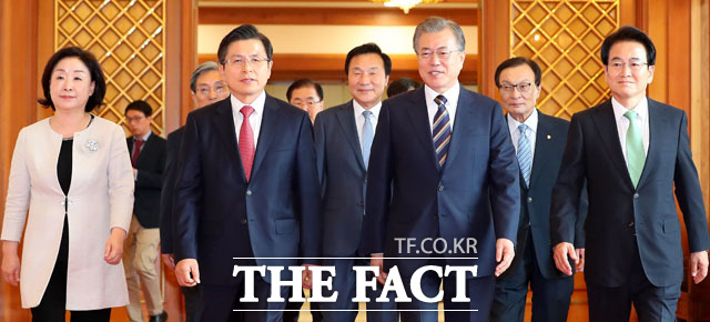 지난 18일 심상정 대표가 정의용 청와대 국가안보실장을 만나 지소미아 재검토에 대해 논의했다. 문재인 대통령이 이날 청와대 본관 인왕실에서 열린 '정당 대표 초청 대화'에 여야 5당 대표들과 입장하고 있다. /뉴시스