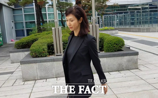 노소영 아트센터 나비 관장이 26일 오후 서울가정법원에서 진행된 최태원 회장과의 이혼 소송 두 번째 변론 기일을 마치고 차량으로 이동하고 있다. /서울가정법원=이성락 기자