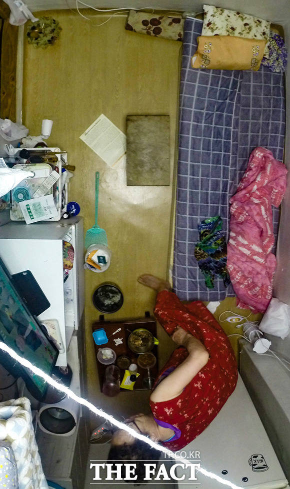 발디딜틈 없는 좁은 생활공간.