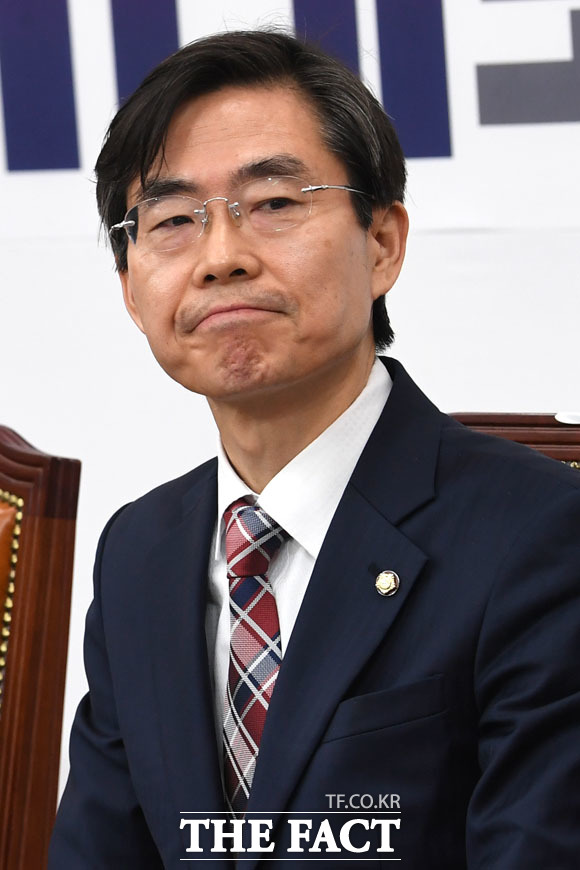 조경태 자유한국당 최고위원은 새 공천안이 현역 의원에게 불리하단 지적에 대해 "본선 경쟁력도 중요하다"며 "이기기 위해서 유권자 마음을 누가 더 갖고 있는지를 봐야 한다"고 반박했다. /남윤호 기자