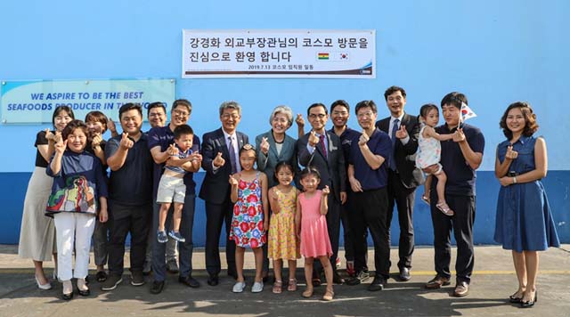 한일 관계가 악화되고 있는 상황에서 강경화 장관은 아프리카 출장을 다녀와 비판을 받고 있다. 아프리카 코스모를 방문한 강 장관 모습. /외교부 홈페이지