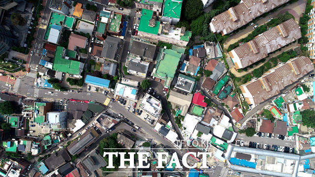 서울의 대표적 쪽방촌인 동자동 쪽방촌에는 1,350여 세대의 1인 가구가 살아간다.