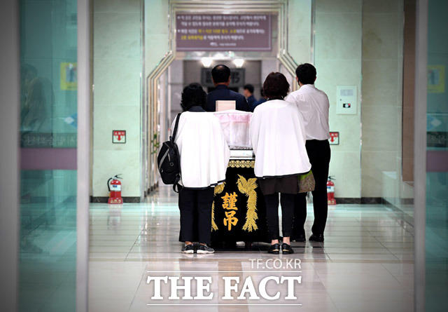 이들의 마지막은 아무런 연고도 없는 봉사자들의 추모 속에 진행된다.