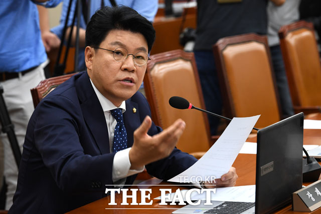 장제원 한국당의원은 SNS에 올린 글에서 우리공화당과 연대 논의를 비판하며 "과거와 단절하지 못하면 미래는 없다"고 꼬집었다. /남윤호 기자