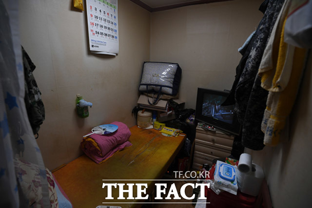 창문 하나 없는, '0.8평' 좁은 공간이 이들의 생활 공간이다.