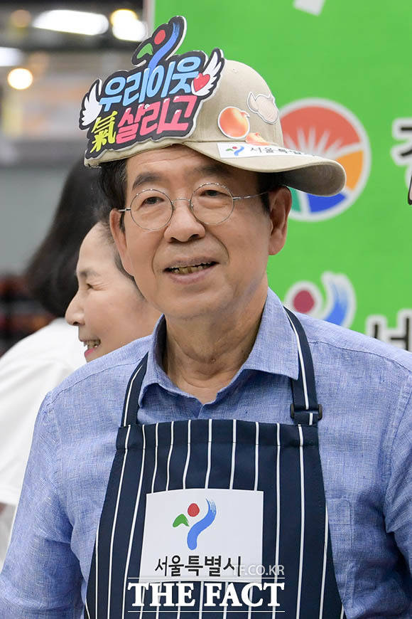 캡 모자로 여름 패션 완성