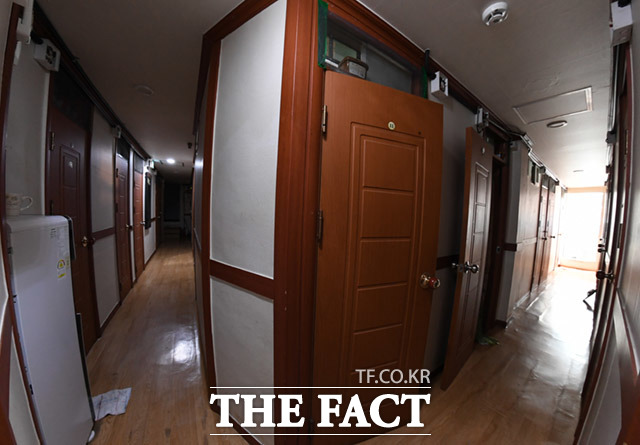 최대한 많이 수용하기 위해 '다닥다닥' 좁게 만들어진 쪽방건물.