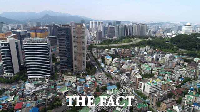 '화려한 도심' 그러나 그 뒤편에 자리 잡은 쪽방촌.