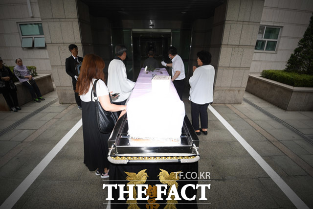 열악한 현실 속 쓸쓸히 죽어가는 고인들.