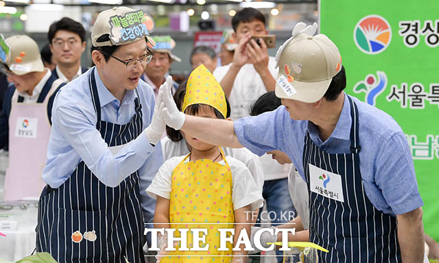 김경수 경남도지사(왼쪽)와 '하이파이브'로 인사!