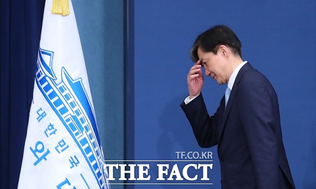 조국 전 민정수석이 26일 청와대 춘추관 대브리핑룸에서 소회를 밝히기 위해 단상으로 올라서고 있다. /뉴시스