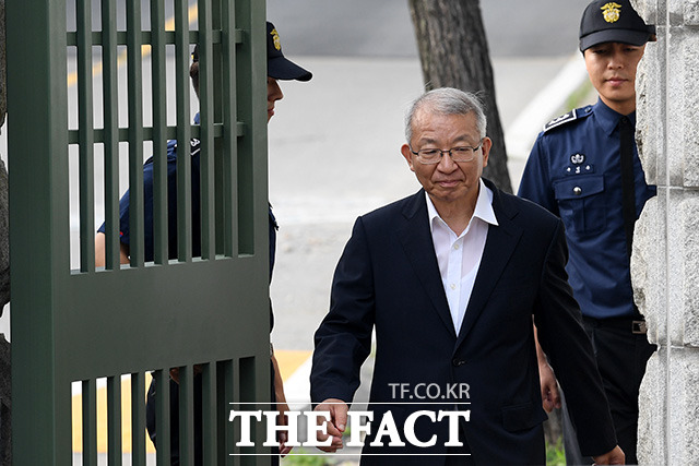 '사법농단 의혹' 정점으로 지목돼 구속 상태로 재판을 받은 양승태 전 대법원장이 보석을 허가받은 22일 오후 경기도 의왕시 서울구치소를 나서고 있다./남용희 기자