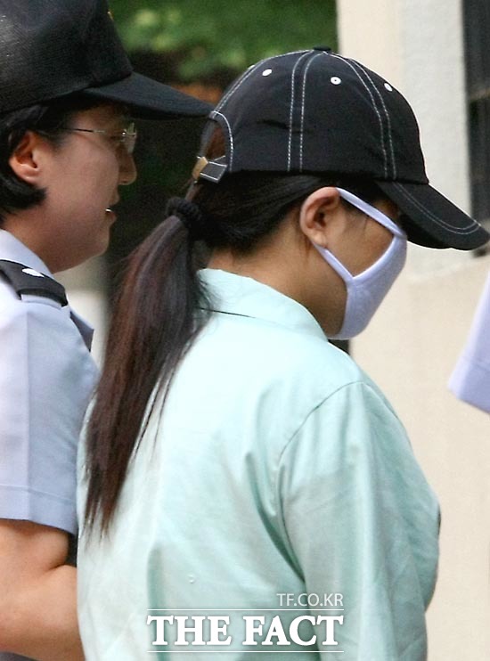 원정화 사건은 '한국판 마타하리'라고 불리기도 한다. 국가보안법 위반 혐의로 구속기소된 간첩 원정화 씨의 2008년 당시 모습. /뉴시스