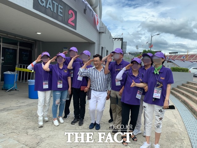 팬들과 사진 촬영 중인 MC딩동. /문수연 기자