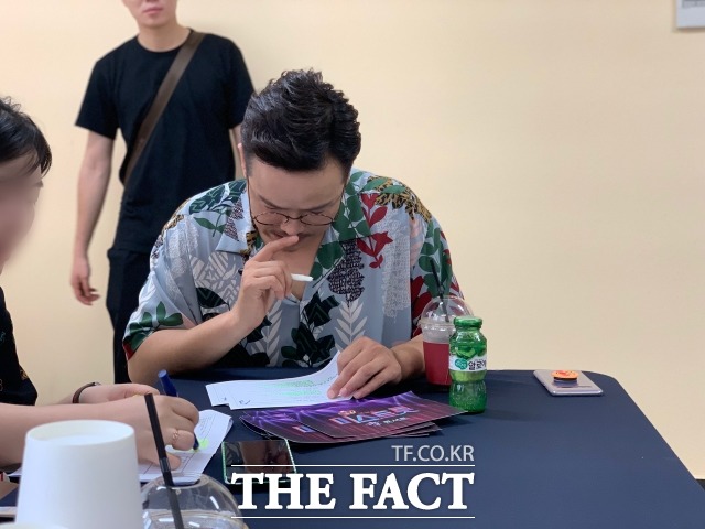 MC딩동이 대기실에서 대본을 점검하고 있다. /문수연 기자