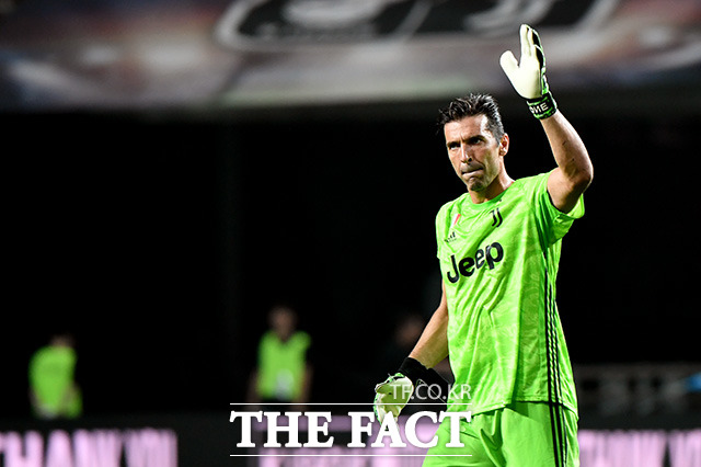 부폰이 팀 K리그와 유벤투스 친선경기를 마치고 팬들에게 인사를 하고 있다. /남용희 기자