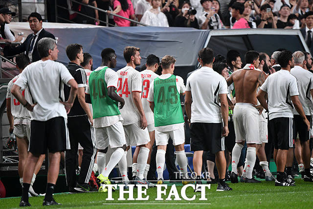 경기가 끝나자 바로 인사없이 바로 퇴장하는 유벤투스 선수들. /남용희 기자