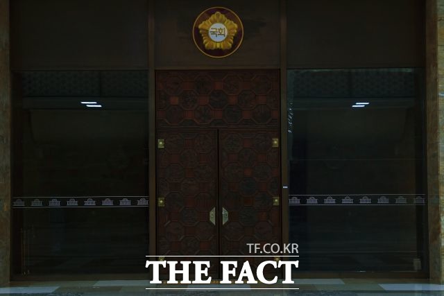 올 들어 열려 있을 때보다 닫혀 있을 때가 더 많은 국회 본회의장 출입구./남윤호 기자