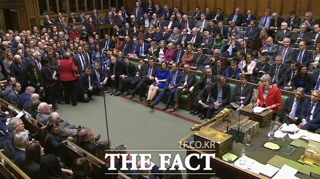 해외 여러 나라들은 의원들의 활동을 적극적으로 감시 및 견제하기 위해 적극적인 제도를 실시하고 있다. 일하지 않는 의원들은 임기를 채우기 전 제명을 당할 수도 있다. 영국 런던 의회 모습. /런던=AP·뉴시스