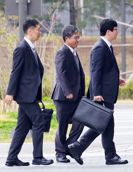 신봉수(왼쪽 두번째부터) 당시 서울중앙지방검찰청 첨단범죄수사1부장검사와 송경호 특수2부장검사 등이 2018년 4월 2일 구속 수감중인 이명박 전 대통령의 조사를 위해 서울동부구치소로 들어가고 있다./뉴시스