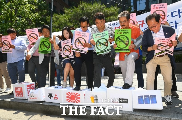 일본이 한국을 화이트리스트에서 제외하면서 불매운동에 탄력이 붙을 것으로 전망되는 가운데 집권 여당인 민주당의 이해찬 대표가 2일 일식집 오찬을 가진 것으로 드러나 파문이 예상된다. 사진은 지난달 5일 일본제품 판매중지 돌입 및 불매운동을 선언하며 일본제품의 로고가 붙어있는 종이상자를 밟는 퍼포먼스를 하는 중소상인과 자영업자들. /이동률 기자