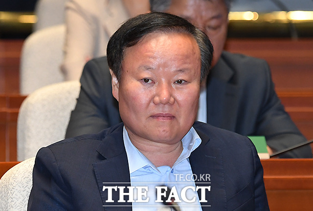 본회의를 앞두고 열린 자유한국당 의원총회에 참석한 김재원 의원