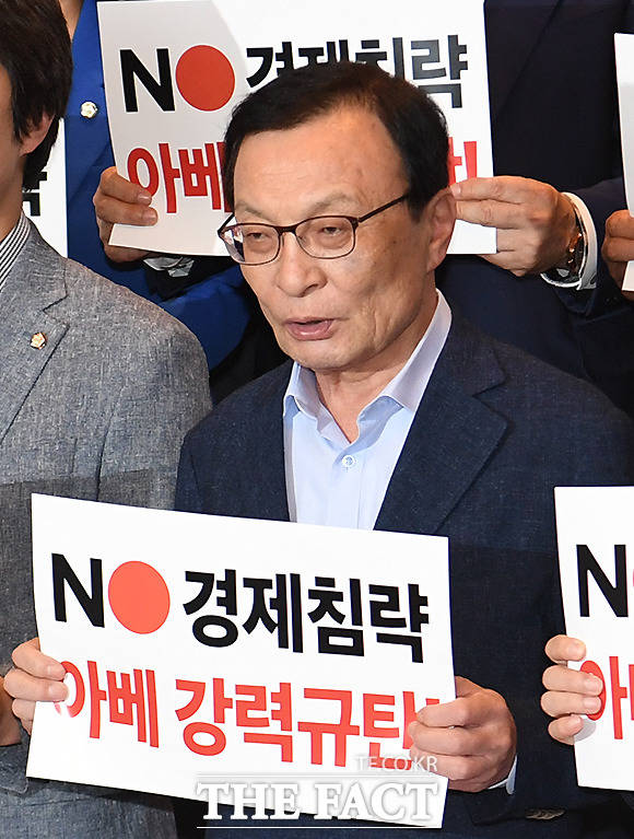 이해찬 대표는 2일 일식집 오찬을 마친 뒤 국회 본청 로텐더홀 계단에서 열린 ‘일본의 화이트리스트 배제조치 규탄대회’에 참석해 구호를 외치고 있다. /이새롬 기자